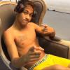 Neymar mostrou imagens de um comercial que gravou para uma marca de roupas íntimas masculinas. No filme publicitário, o jogador aparece usando cueca e meias