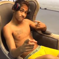 Neymar posa de cueca e meias para comercial: 'Trabalhando'