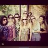 Juliana, que já foi assistente de palco de Angélica, postou uma foto da loira rodeada por amigas em seu Instagram