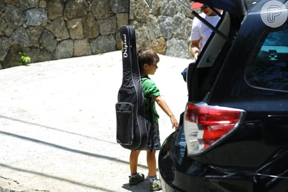 José, filho de Carolina Dieckmann e Tiago Worcman, levou um violão para o aniversário do amiguinho Benício