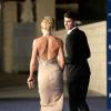 Kate Hudson mostra elegância com vestido decotado nas costas