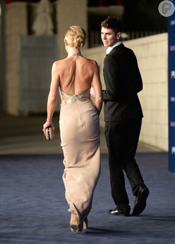 Kate Hudson mostra elegância com vestido decotado nas costas
