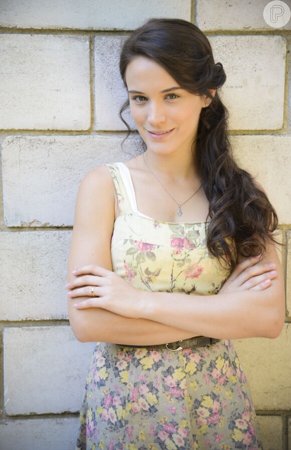 Amélia (Bianca Bin) é contratada como camareira no cabaré Pacheco Leão, em 'Joia Rara'