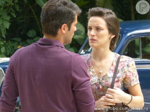 Franz (Bruno Gagliasso) consegue convencer Amélia (Bianca Bin) a aceitar o dinheiro que ele quer dar para pagar mensalidade atrasada da escola da filha, em 'Joia Rara'