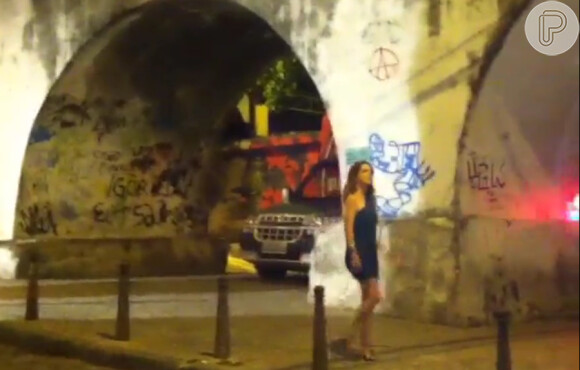 Claudia Abreu rodou cenas de 'Rio Eu Te Amo' de vestido curtinho, na Lapa, Centro do Rio
