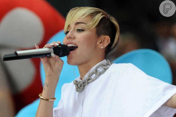 Miley Cyrus estaria sofrendo com o término do noivado e escreveu uma carta de reconciliação para o ex-namorado, de acordo com o jornal 'The Sun' desta terça-feira, 5 de novembro de 2013