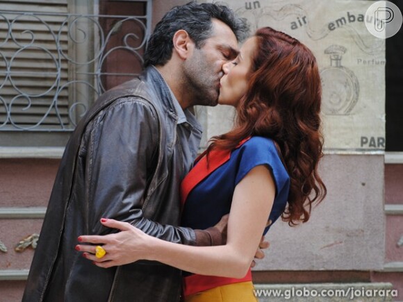 Mundo (Domingos Montagner) beija Dália (Tania Khalill) e a pede em namoro, após se decepcionar com Iolanda (Carolina Dieckmann), em 'Joia Rara'