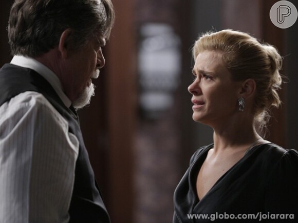 Ernest (José de Abreu) ameaça denunciar Iolanda (Carolina Dieckmann) por adultério se ela contar a Mundo (Domingos Montagner) que ele é o pai de seu filho, em 'Joia Rara'