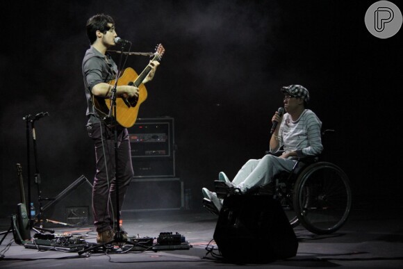 Maria Gadú canta em uma cadeira de rodas em show de Tiago Iorc