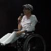 Maria Gadú canta em cadeira de rodas e diz que rompeu os ligamentos