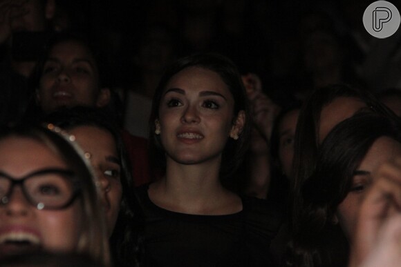 Isabelle Drummond é fotografada com aparelho nos dentes em show, no Rio de Janeiro, no dia 6 de novembro de 2013