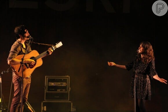 Clarice Falcão canta em show de Tiago Iorc, em casa de espetáculos do Rio de Janeior