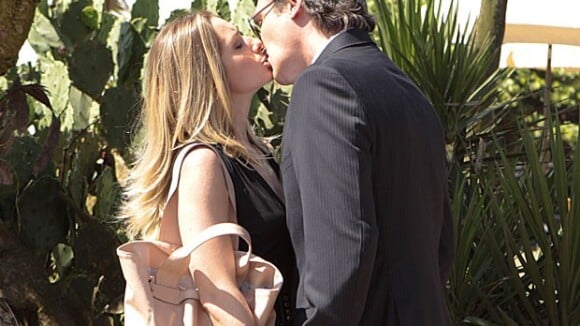 'Salve Jorge': Antonia (Spiller) e Carlos (Dalton Vigh) se beijam na praia