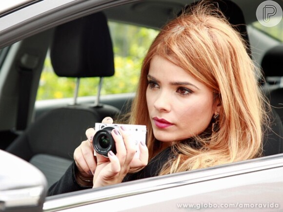 Aline (Vanessa Giácomo) usa disfarce com peruca loira para fazer fotos de Félix (Mateus Solano), a pedido de César (Antonio Fagundes), em 'Amor à Vida', em 9 de novembro de 2013