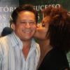 Leonardo ganhou um beijo de Adriana Bombom no lançamento de seu livro no Rio de Janeiro