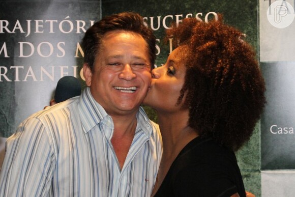 Leonardo ganhou um beijo de Adriana Bombom no lançamento de seu livro no Rio de Janeiro