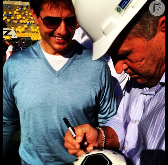 Tom Cruise conheceu Zico e ganhou uma bola autografada por ele durante uma visita ao Maracanã quando esteve no Brasil