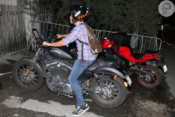Bruno Gagliasso vai à festa de 'Joia Rara' de moto e sem a companhia da mulher, Giovanna Ewbank