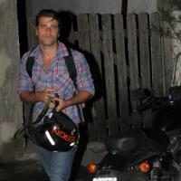 Bruno Gagliasso chega sozinho de moto para festa com elenco de 'Joia Rara'
