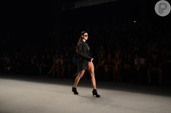 Thaila Ayala exibe pernas torneadas em desfile da Ausländer no Fashion Rio
