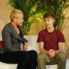 Xuxa entrevistou Justin Bieber em 2011. Ele falou sobre como equilibra sua vida entre família e carreira durante a conversa com a loira