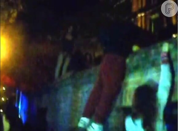Fãs de Justin Bieber pulam muro e tentam invadir hotel em que o cantor estava hospedado