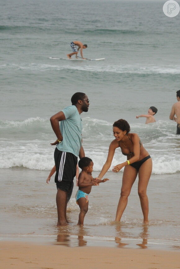 Taís Araújo e Lázaro Ramos curtem o filho, João Vicente, de 2 anos, em praia de Búzios, no Rio de Janeiro