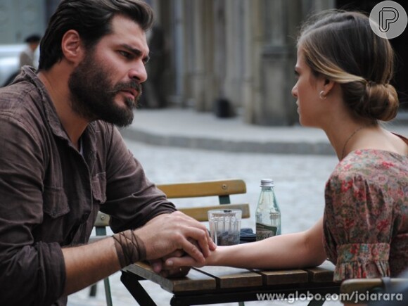 Toni (Thiago Lacerda) descobre que Célia, sua namorada, na verdade é Hilda Hauser (Luiza Valdetaro), em 'Joia Rara'