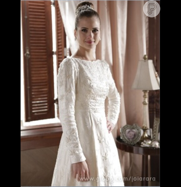 Luiza Valdetaro grava cenas de 'Joia Rara' com vestido de noiva de Hilda, em 11 de novembro de 2013