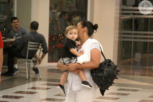 Rafael, filho de 1 ano da cantora Claudia Leitte, com a babá, no shopping Cittá América, na Barra da Tijuca, Zona Oeste do Rio de Janeiro, nesta segunda-feira, 11 de novembro de 2013