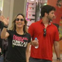 Claudia Leitte, sorridente, passeia com marido e filhos em shopping do Rio