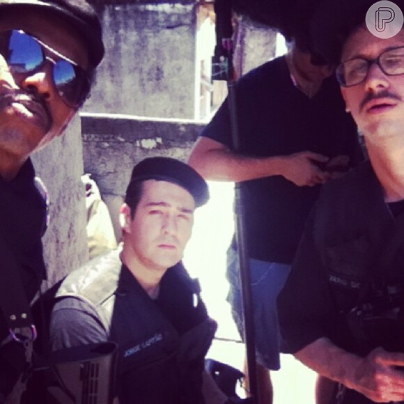 Marcos Vera posa vestido de policial nos bastidores do longa