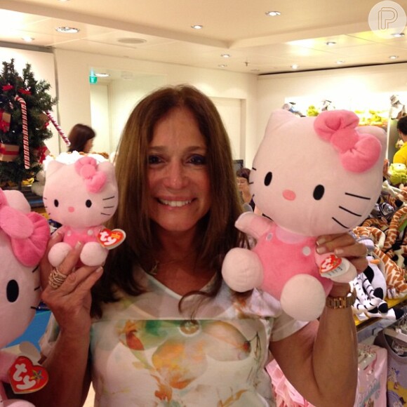 Susana Vieira compra bonecas da Hello Kitty para Carolina Dieckmann e publica foto no Instagram, em 27 de dezembro de 2012