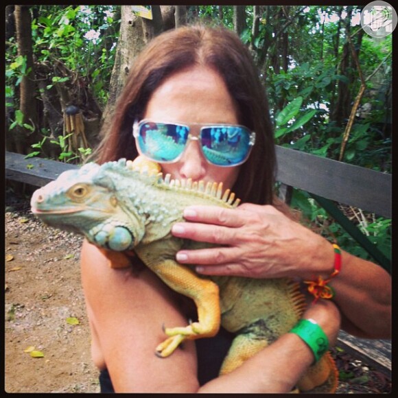 Susana Vieira beija uma iguana em passeio na Jamaica