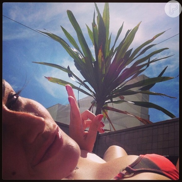 Thaís Fersoza colocou o biquíni para curtir o dia de sol em São Paulo. Em seu Instagram a atriz comemorou: 'Bora entrar no clima (e na cor) do verão!'