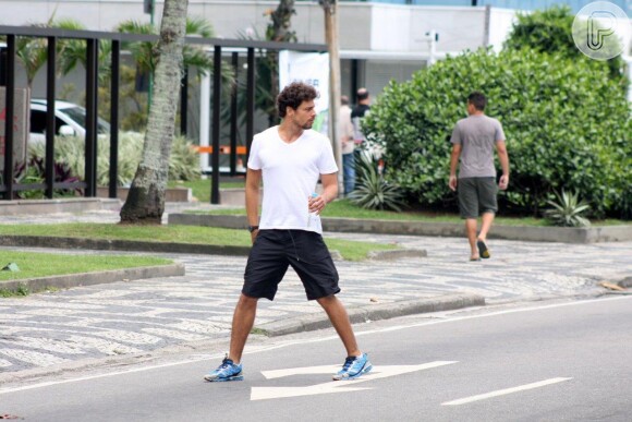 Após se despedir do personal, Cauã Reymond atravessa a rua
