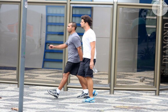 Cauã e o personal caminham pelo Leblon, no Rio de Janeiro