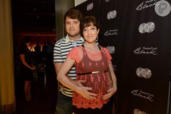 Larissa Maciel, grávida de seis meses, prestigiou o show ao lado do marido, o administrador André Surkamp