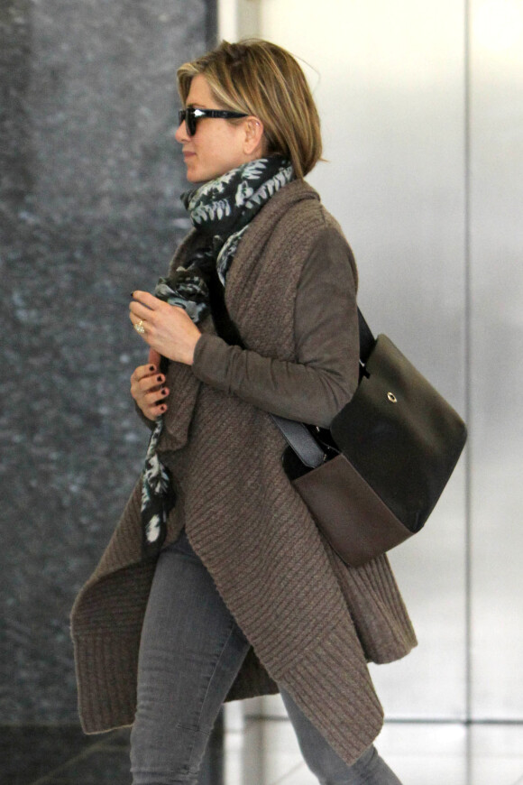 Após escova progressiva, Jennifer Aniston apareceu pela primeira vez com novo corte de cabelo em Los Angeles, a caminho de um spa, neste sábado, 16 de novembro de 2013