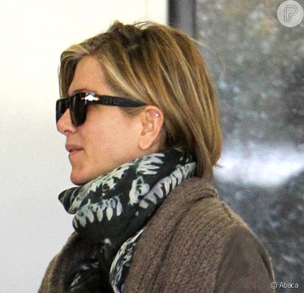 A atriz Jennifer Aniston foi vista em público pela primeira vez com o novo corte de cabelo neste sábado, 16 de novembro de 2013, em Los Angeles, a caminho de um spa