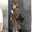 Jennifer Aniston foi flagrada a caminho de um spa, em Los Angeles, com o novo corte de cabelo, neste sábado, 16 de novembro de 2013