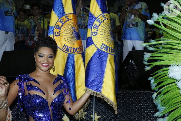Juliana Aves posa ao lado do pavilhão da escola de samba