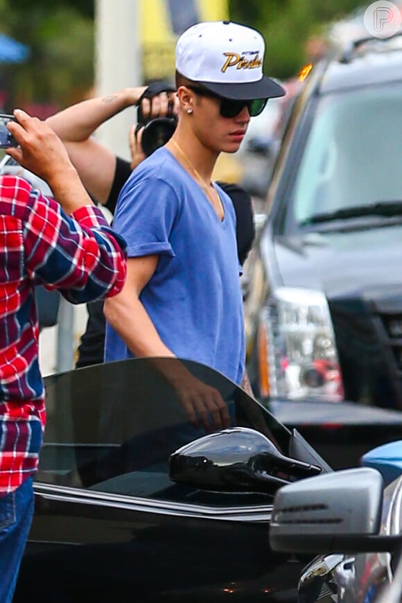 Justin Bieber foi flagrado fazendo compras um dia após a polêmica festa