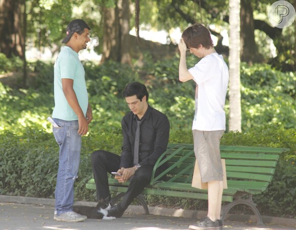 Thalles Cabral e Mateus Solano gravam cena em que Jonathan leva um sanduíche de mortadela e o dinheiro de sua mesada para Félix, em 'Amor à Vida'