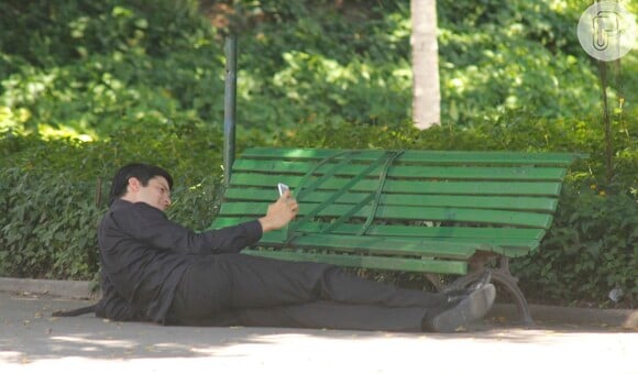 Mateus Solano tira foto no celular durante as gravações de 'Amor à Vida', na Praça da República, no Rio de Janeiro