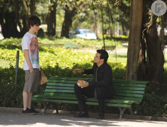 Jonathan (Thalles Cabral) se encontra com Félix (Mateus Solano) em uma praça, e além de ajuda financeira, também o aconselha a procurar Márcia (Elizabeth Savala), que se ofereceu para acolhê-lo, em 'Amor à Vida'
