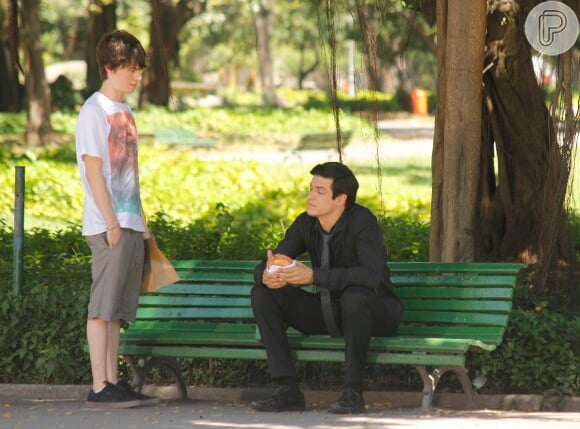 Félix (Mateus Solano) reclama de sua complicada situação para Jonathan (Thalles Cabral), dizendo que está deprimido e queria passar uns dias num spa, em cena de 'Amor à Vida'