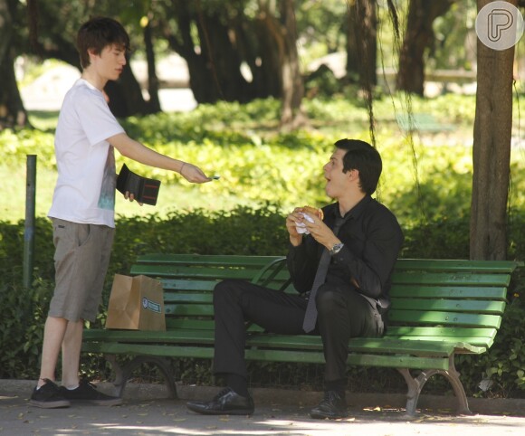 Félix (Mateus Solano) é expulso de casa e recebe ajuda de Jonathan (Thalles Cabral), que leva a sua mesada para o pai e um pão com mortadela, em 'Amor à Vida', em dezembro de 2013