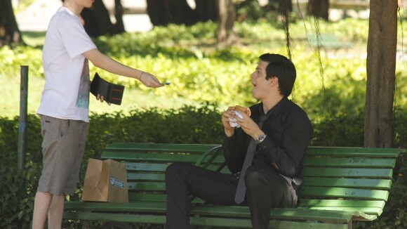 'Amor à Vida': Félix devora sanduíche frio e aceita mesada de Jonathan; fotos