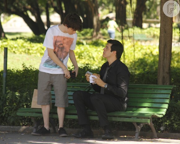 Jonathan (Thalles Cabral) aconselha Félix (Mateus Solano) a dar um jeito de trabalhar para se manter, mas ele se recusa, em cena de 'Amor à Vida'